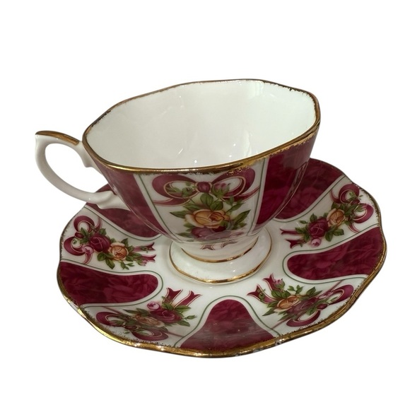 Royal Albert Old Country Roses Ruby Damask 2001 Bone China Teacup and Saucer - Picture 3 of 6